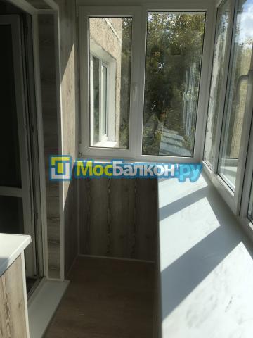 Пластиковое остекление на выносе подоконника