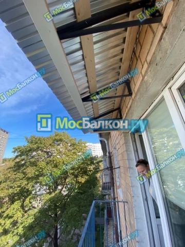 Крыша на балконе в Дзержинском монтаж и ремонт по выгодной цене от МосБалкон