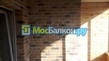 Ремонт лоджии с комбинированной отделкой камнем