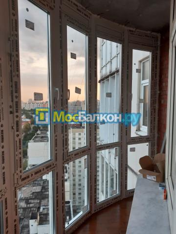 Остекление панорамной лоджии  от пола REHAU